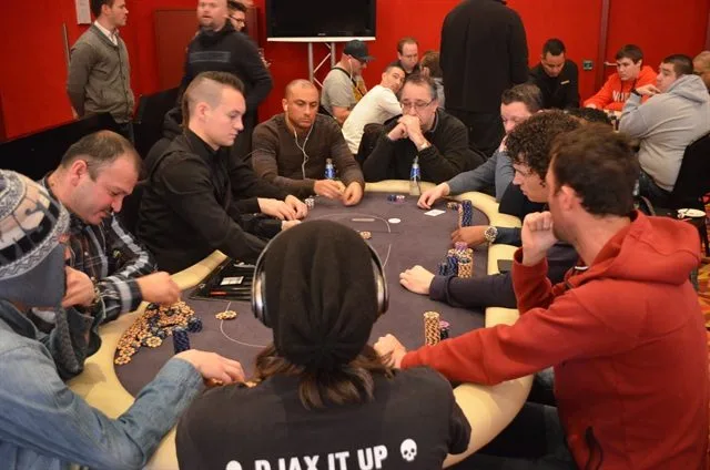 Tafel Micha-Joep-Gideon | 2015/01 - Utrecht Poker Series - 700 eu Main Event 